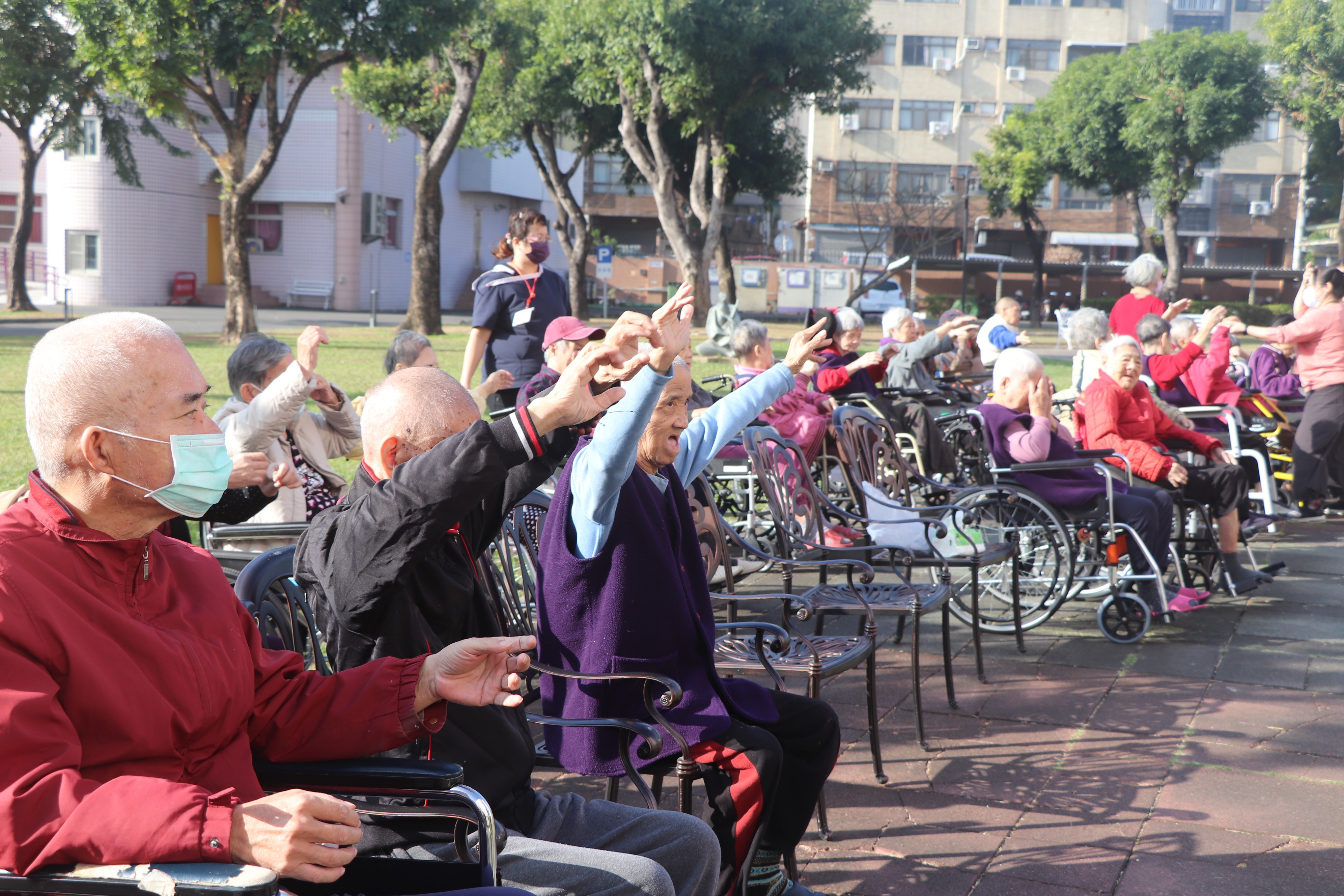 長輩一起動動手腳、舒展筋骨