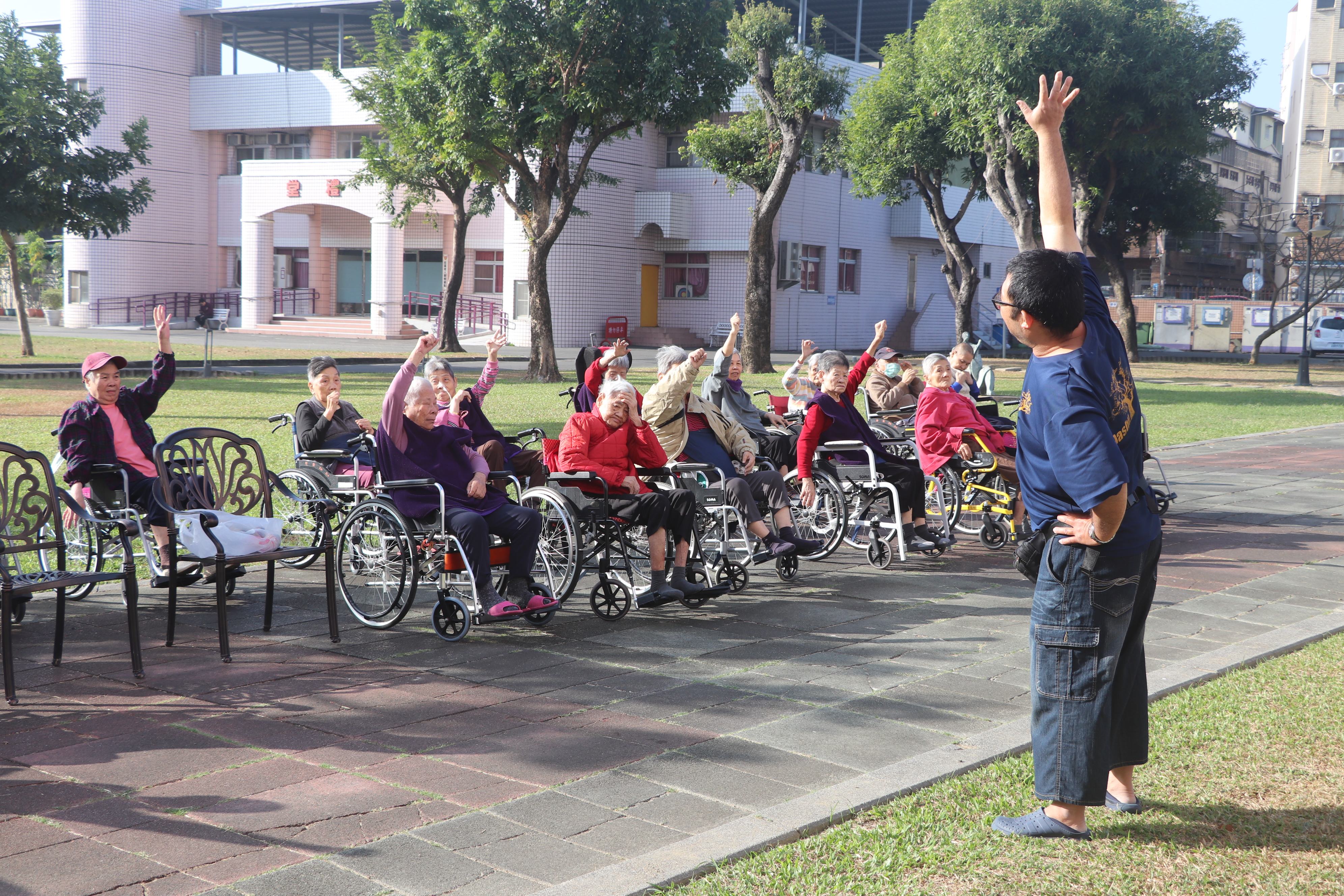 大家一起跟著復健師做體操
