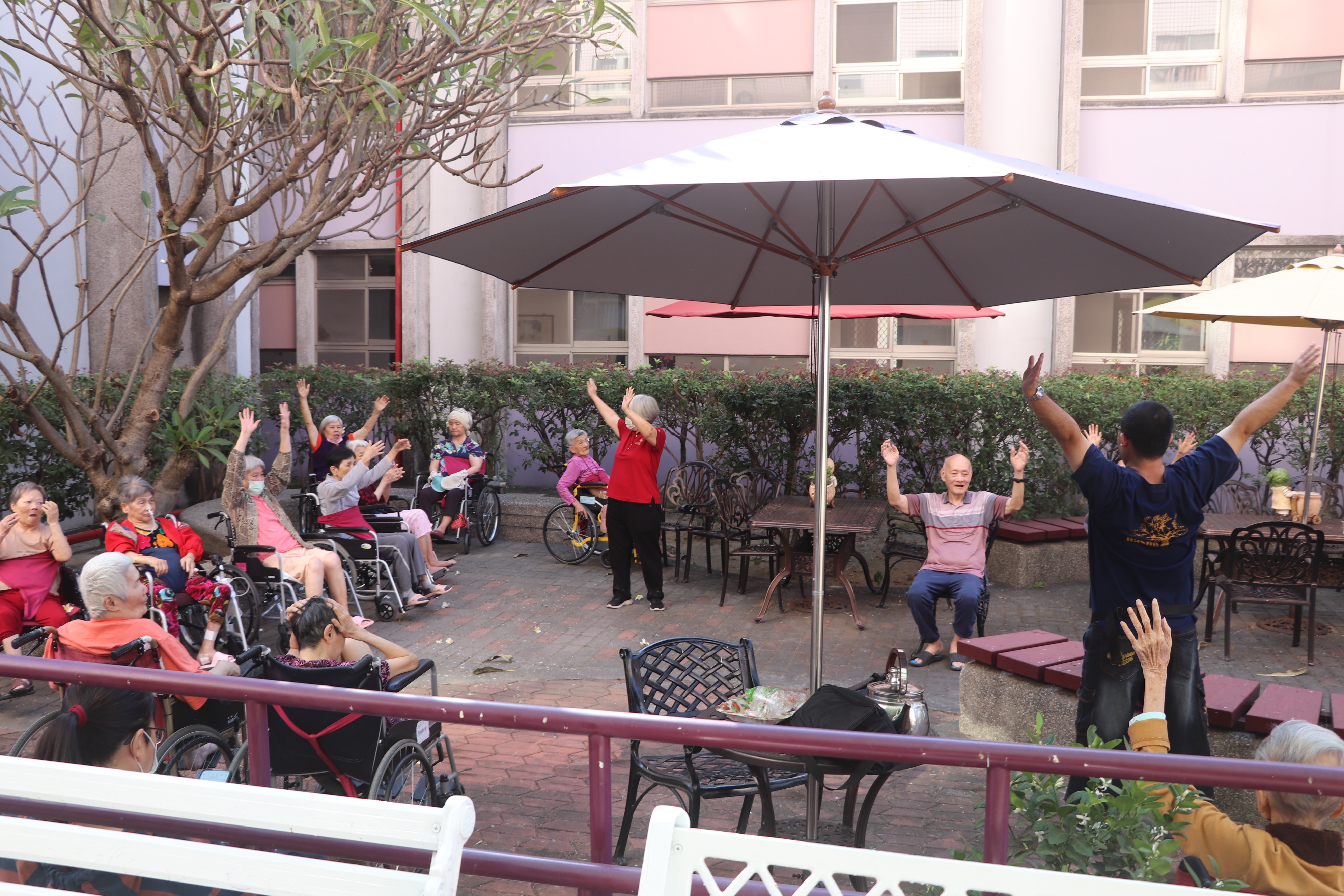 來~舉起你的雙手、動一動