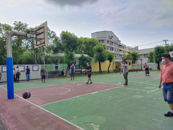 有籃球場及綠意盎然的庭園