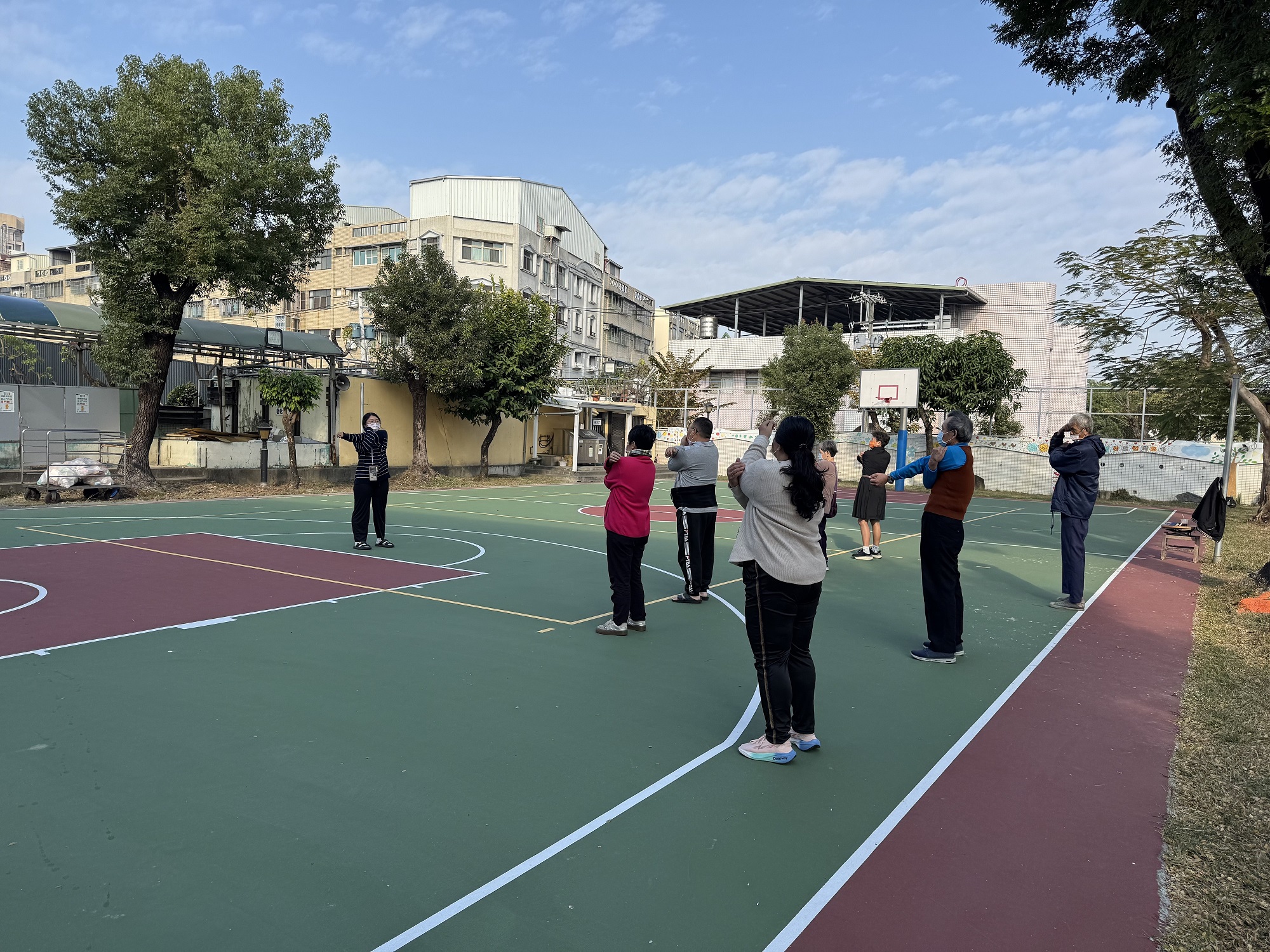 有籃球場及綠意盎然的庭園