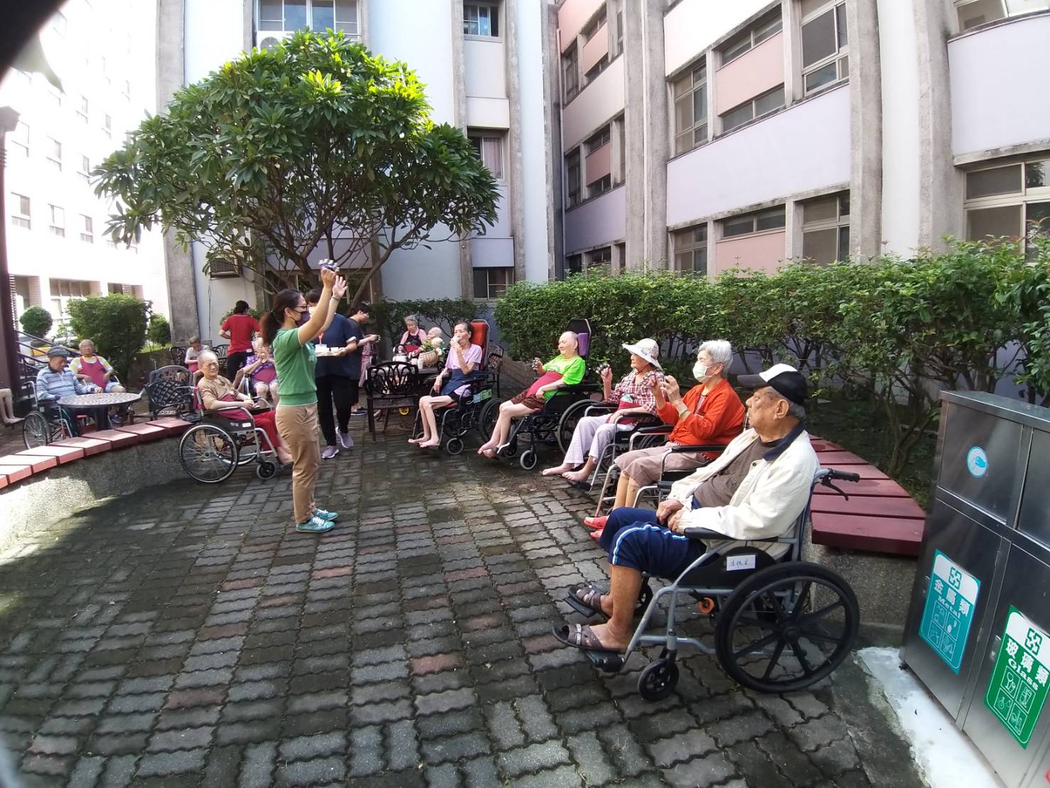 來~阿公、阿嬤看過來，跟著一起動喔~