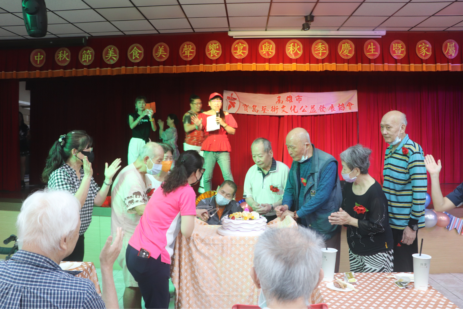 看中秋表演的長輩們