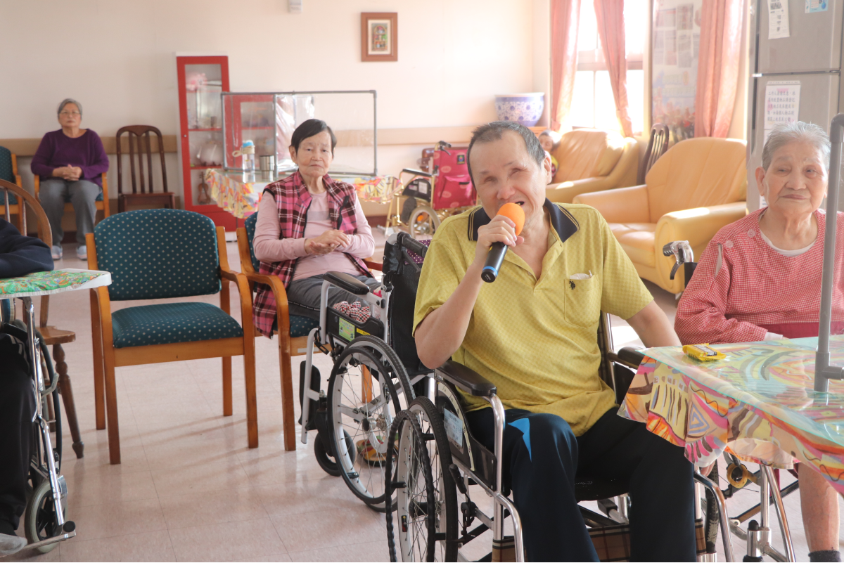 長輩開心歡唱-1