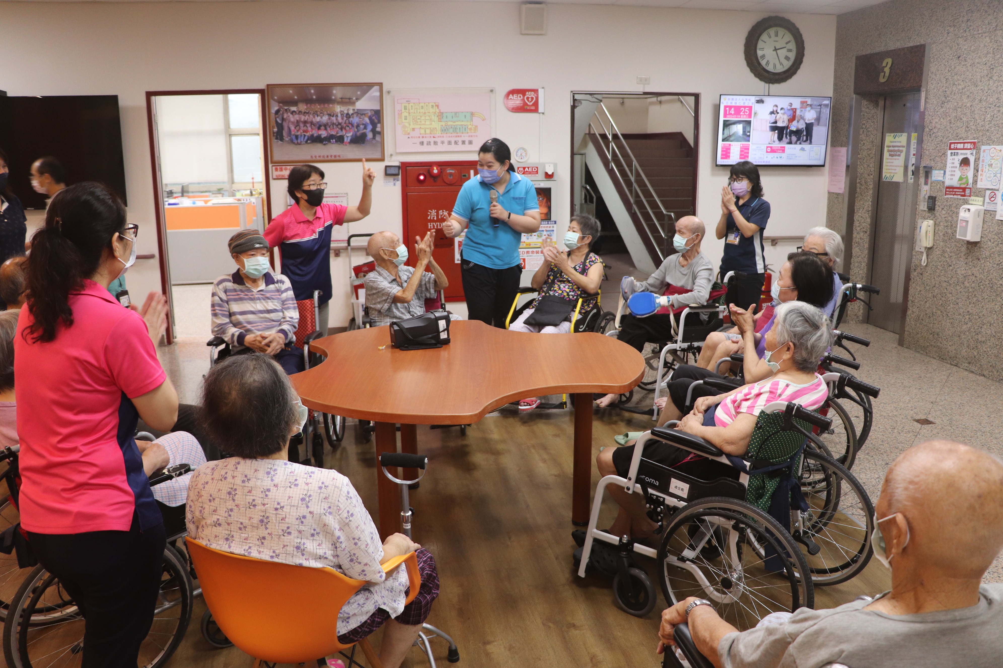 長輩與工作人員開心互動