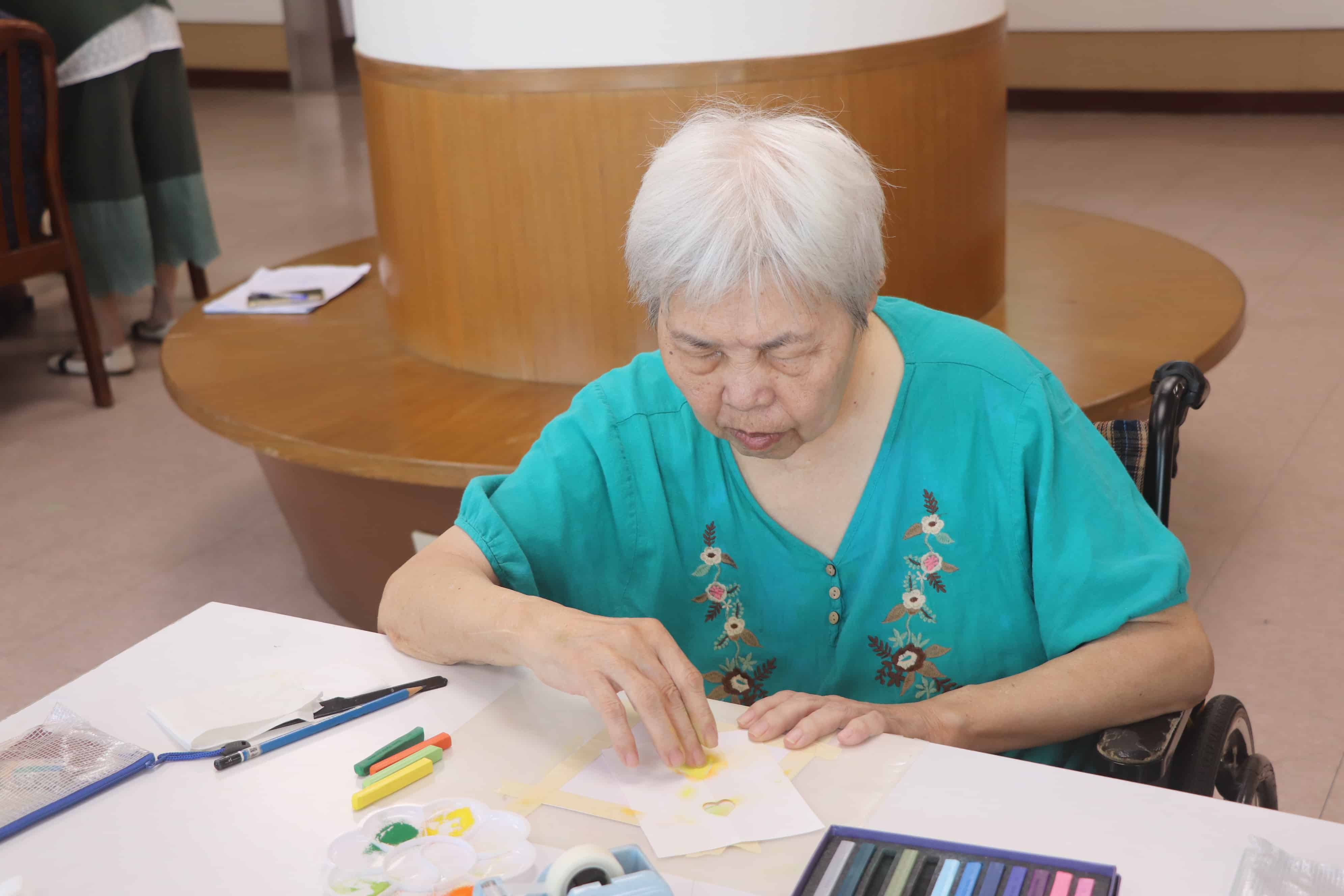 長輩專注於粉彩畫創作中