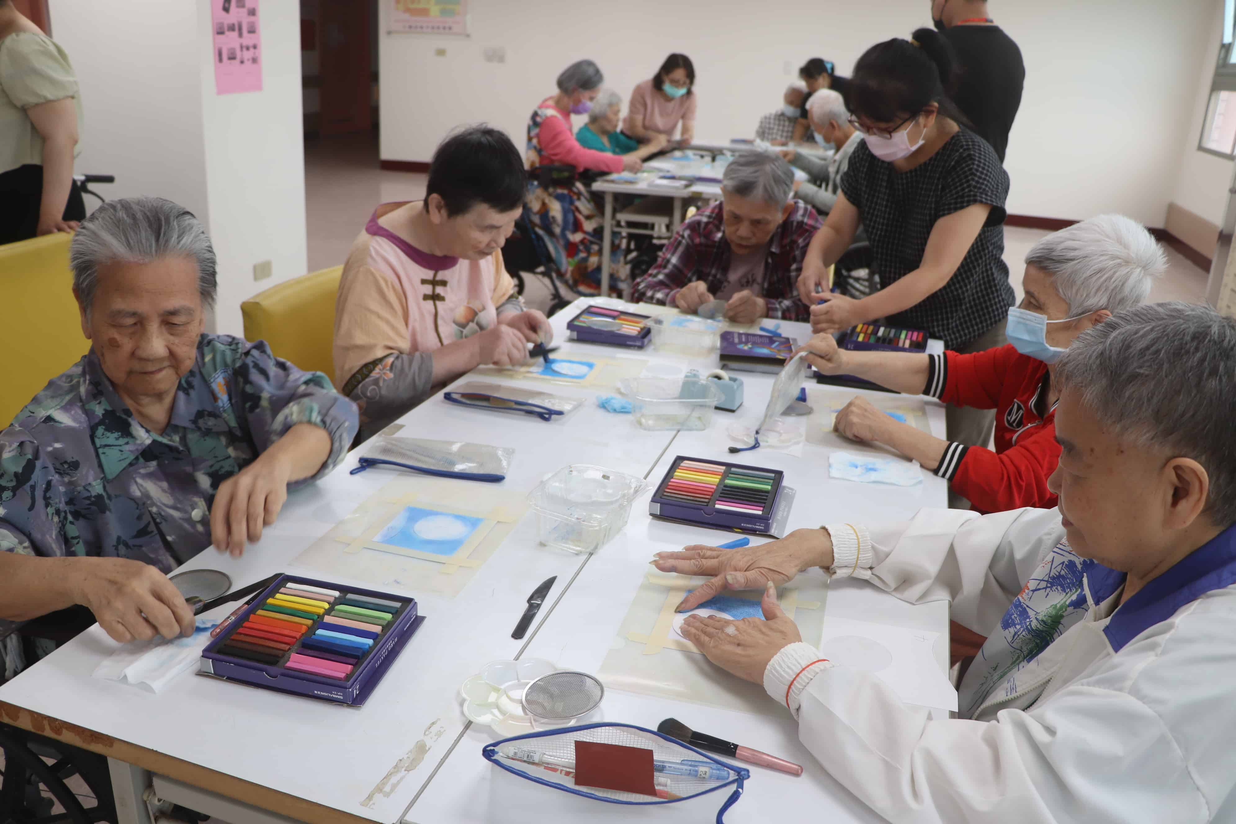 長輩享受在作品的創作過程