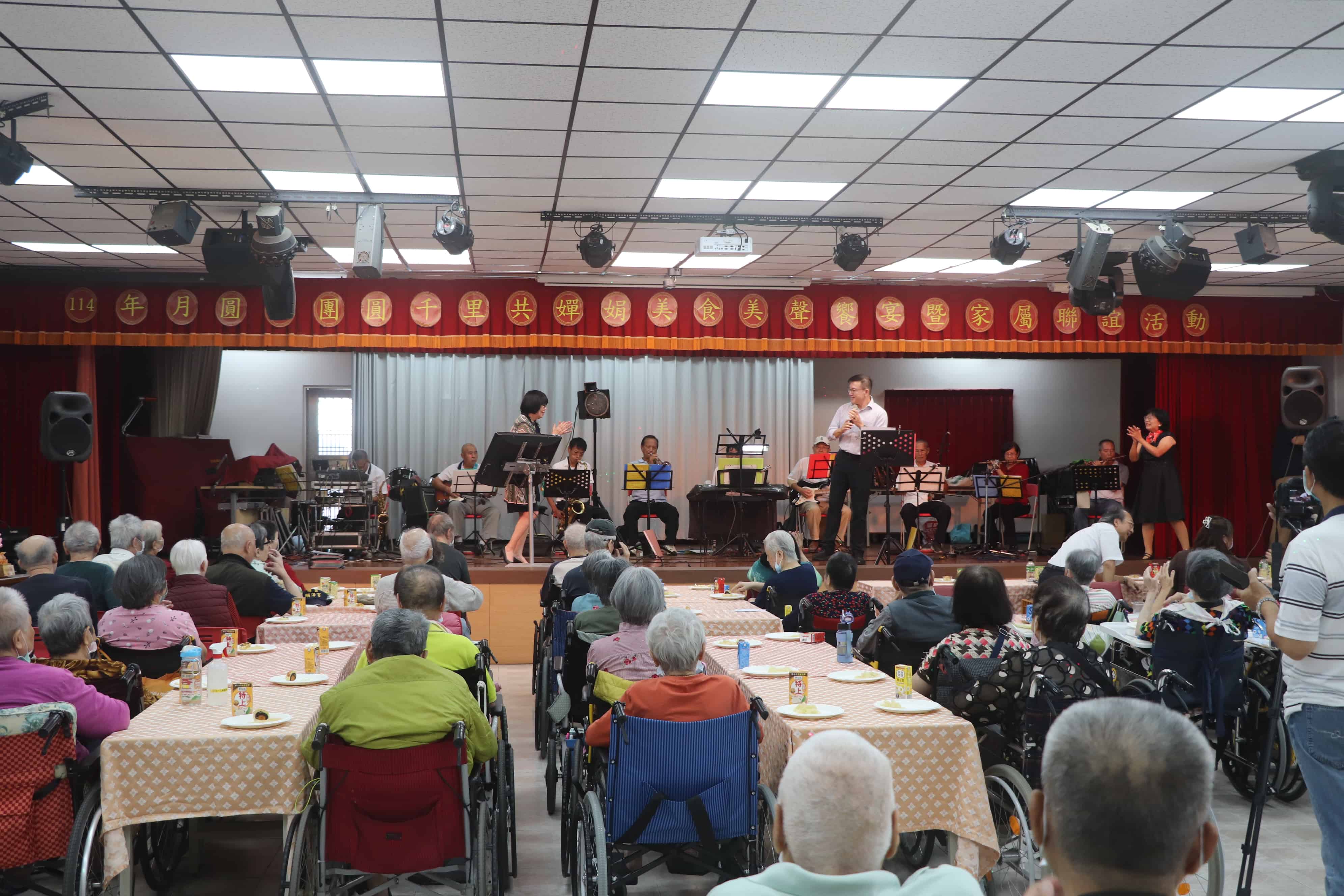 看中秋表演的長輩們