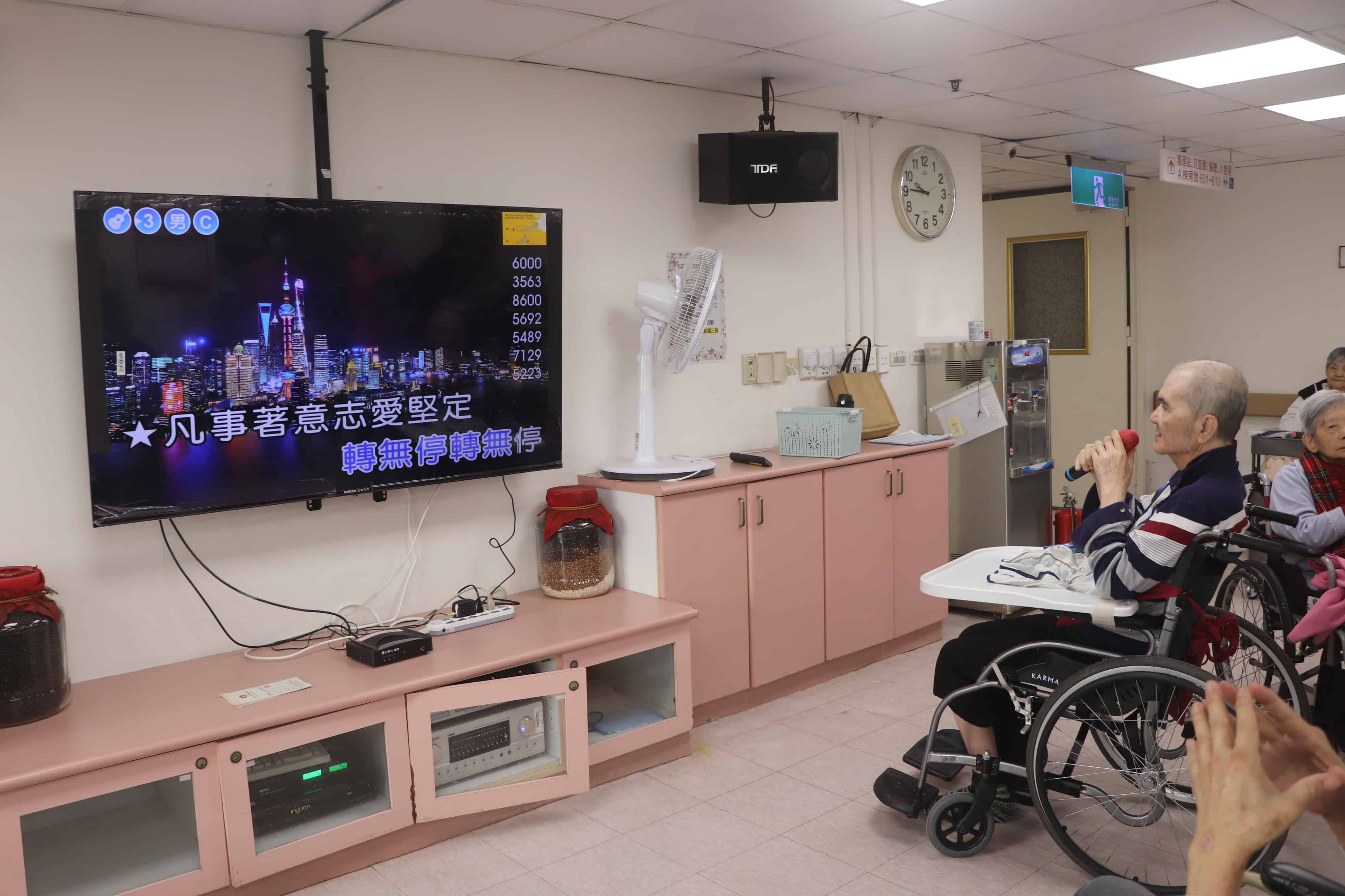 長輩開心歡唱-1