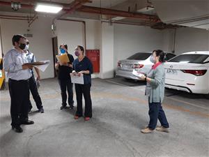 (圖一)主驗官慈愛老人養護中心馬榮梨主任(右一)、總務組郭組長(右二)、環工黃技術員(左二)及廠商-安睿綠能有限公司等人員初驗收