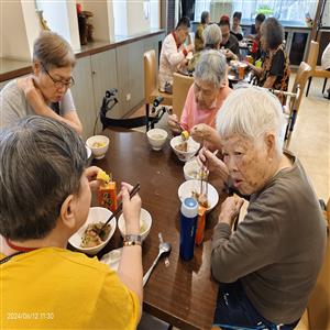 美味的粽子還有鮮美雞肉蔬菜湯