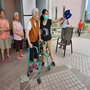 志工在教導長輩投擲