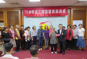 林國慶執行長致贈標竿獎禮券,由黃宋瑞梅志工代表受獎。