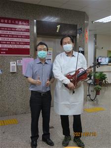 執行長林國慶與醫師鐘紀陪