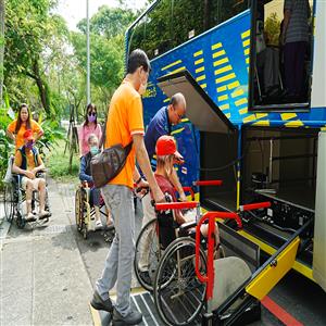 搭乘無障礙巴士,長輩感受便利舒適
