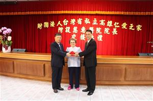 本家張雅玲董事長 (中)監交,新舊任院長交接印信。左:吳景寬院長,右:邱献章院長。