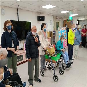 玫瑰園養護所家友代表，向轉銜住民表達祝福，真情流露!