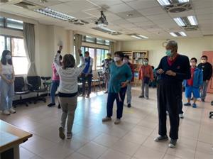 由社區主任帶領學員進行暖身