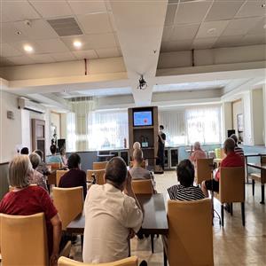 PGY醫師向敬老所長輩進行醫學衛教,長輩都聽得很認真!