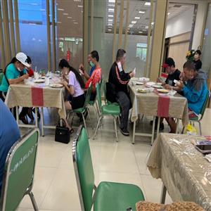 享受著美味的素食吃到飽