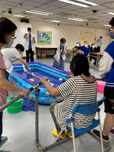 龍舟競賽，利用電子操控龍舟行進