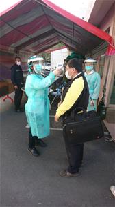 於警衛室啟動進出人員量測體溫的管控,搭設發燒篩檢站