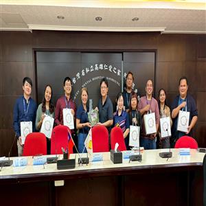 國際醫事人才至本院進行參訪交流，院方為表達歡迎與感謝，特贈紀念禮品乙份，期盼後續能持續交流合作。