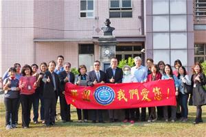 眾人在中山先生銅像前合影。