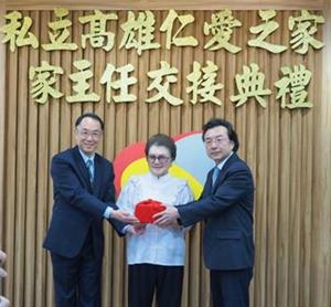 張董事長雅玲(中)監交家主任印信交接，吳家主任英峰(左)交接予林家主任國慶(右)。