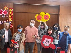 社區復健中心學員開心領紅包及新鞋