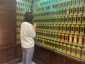 玫瑰園養護所黃毓純主任，虔誠向往生家友問候，請祂們記得下樓享用點心及水果。