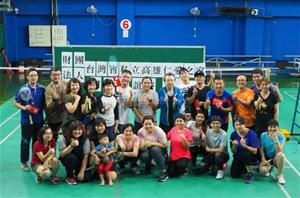 賽後各位羽球好手齊聚合照,相約下次球場再見真章!