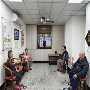 長輩打乒乓球