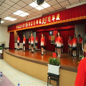 站在舞台上蓄勢待發，我們都是大明星！