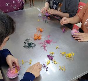 1-學員挑選喜歡的乾燥花