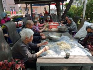 長輩共同參與撿荳芽菜