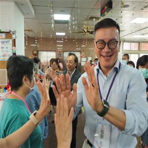 擊掌之間傳遞出無限的溫暖與歡樂