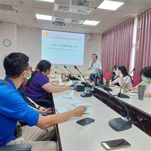 講師林國慶執行長講課滔滔不絕，盡情勾劃出公文的世界。