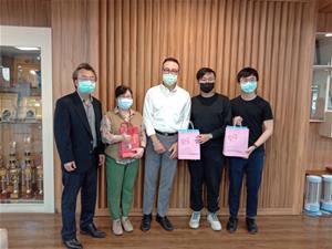 結訓合影留念，由左至右為林國慶執行長、馬榮梨主任、王敬豪董事長、王祥安醫師、黃弘毅醫師。