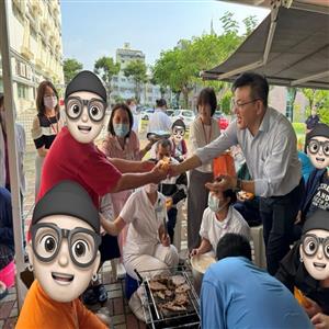 董事長親自將中秋月餅送到病友手中，溫柔問候並祝福佳節，畫面溫馨感人。