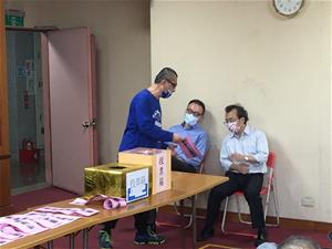 由王董及林執行長協助擔任驗票者