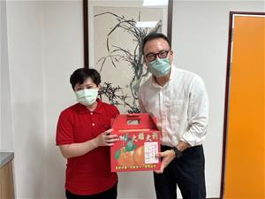 左：廚務士林筱菱，右：董事長王敬豪