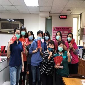 主管前來頒發KPI獎金