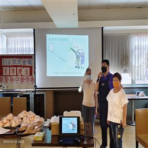 長輩示範貝式刷牙法