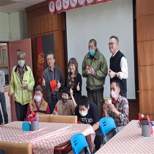 王敬豪董事長及林國慶執行長與大家同歡，大夥兒拜年、領紅包，新年真快樂!