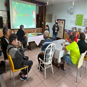 社工向住民們分享聖誕節的由來