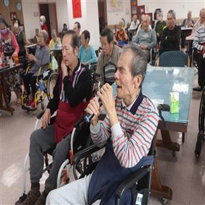 長輩從原先抗拒入住中心，到現在能放下心防，樂於參加各種活動，把中心當成第二個家