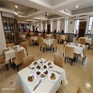 經過同仁及志工的巧思,敬老所餐廳搖身一變成五星級餐廳