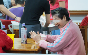 開心的笑容藏不住