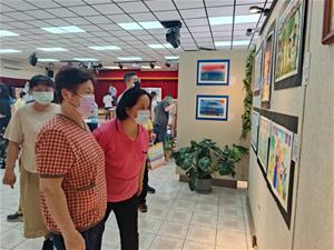 大家駐足欣賞創作者的作品